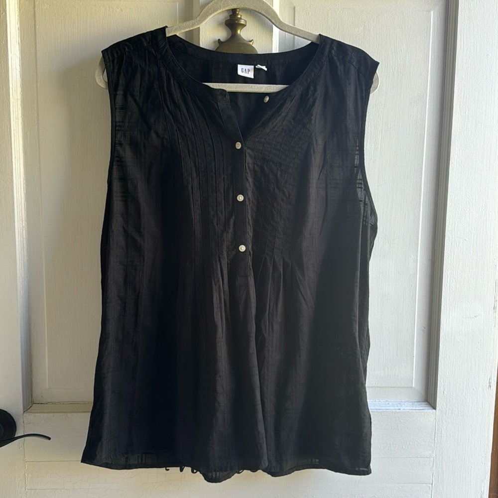 Gap sleeveless top.